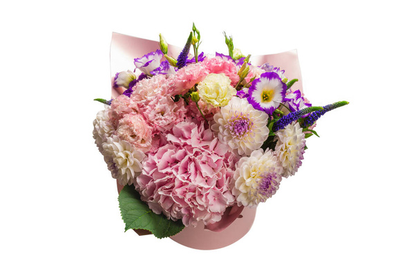 ピンクと紫の花束白い背景に隔離されたピンクの箱に花。.  - 写真・画像