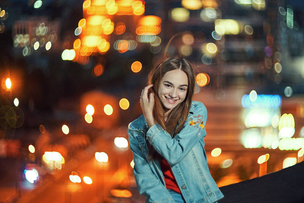 Lovely teen girl smiling on cityscape background - Fotoğraf, Görsel