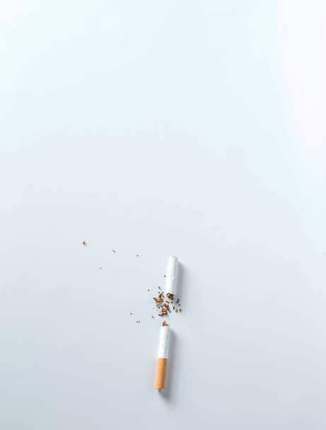 зламана сигарета ізольована на білому тлі з видом зверху. концепція без куріння, кинути палити
. - Фото, зображення