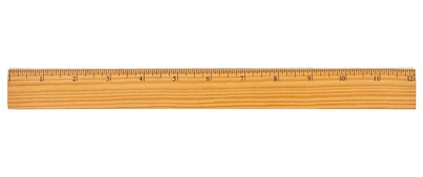 Retro drewno 12 calowy linijka ze ściętymi krawędziami izolowane na białym - Zdjęcie, obraz