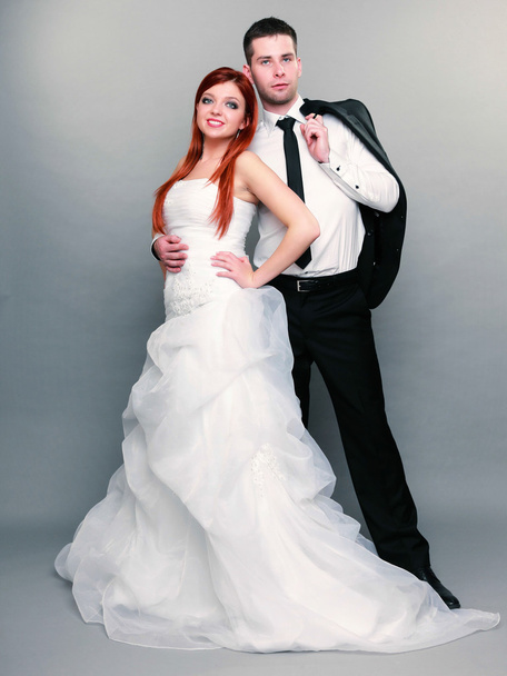 幸せな結婚したカップル花嫁新郎上の灰色の背景 - 写真・画像