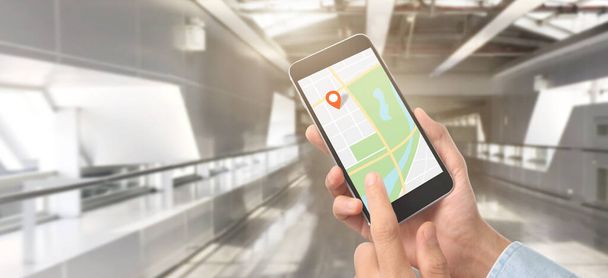 Akıllı telefon aygıtı ve dokunmatik ekran, konumun kırmızı bir simgesi, çevrimiçi navigasyon GPS kavramı - Fotoğraf, Görsel
