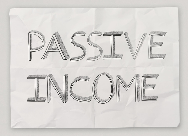 hand getrokken van passief inkomen op verfrommeld papier achtergrond als c - Foto, afbeelding