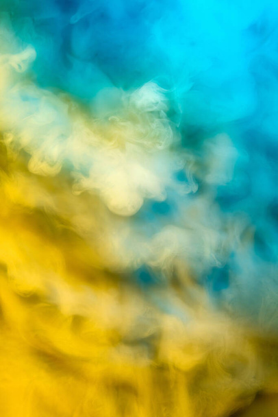 Abstraktní barevné, pestrobarevné šíření kouře, světlé pozadí pro reklamu nebo design, tapety na gadget - Fotografie, Obrázek