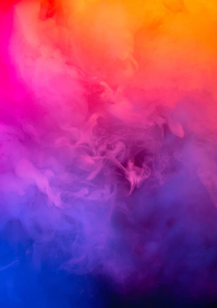 Abstract kleurrijke, veelkleurige rook verspreiden, heldere achtergrond voor reclame of design, behang voor gadget - Foto, afbeelding