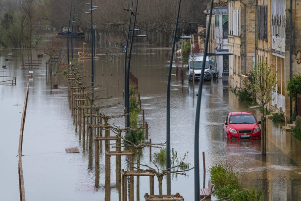 LANGOIRAN, FLOODING OF LANGOIRAN QUAYS, RISE OF WATERS FROM GARONNE RIVER, MARCH 2020, OVERFLOW OF PITS - Fotografie, Obrázek