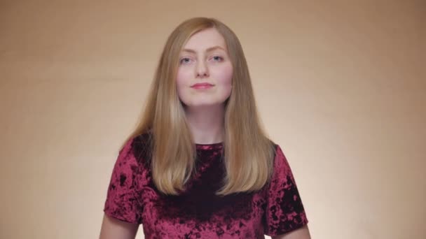 Nuori nainen laulaja - Materiaali, video