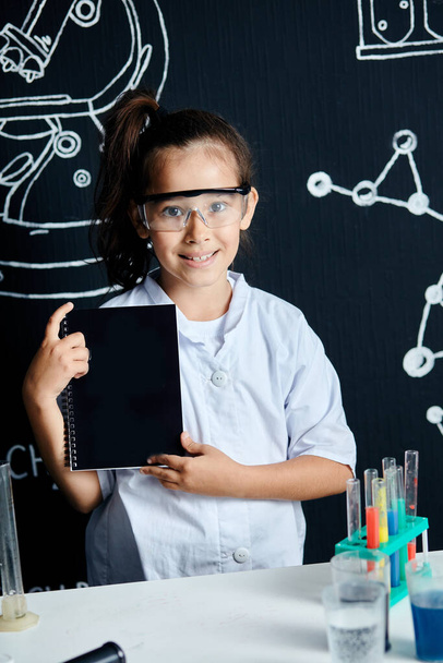 Little scientist. Children scientists making experiments in the laboratory. Educational concept. - Fotoğraf, Görsel