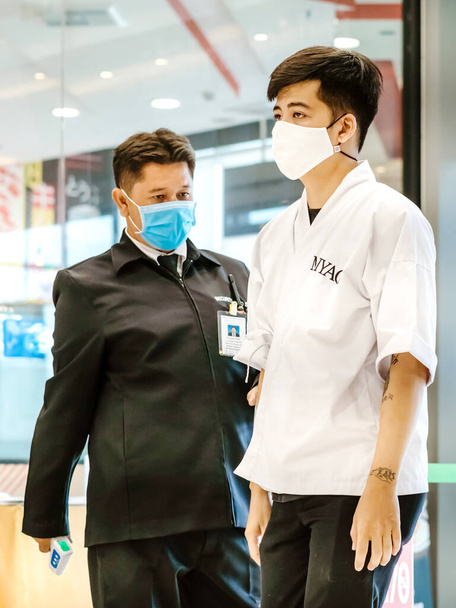 KANCHANABURI, THAILAND-JULY 11,2020: Todos os clientes devem verificar a temperatura e lavar as mãos com gel de álcool antes de fazer compras para evitar o Coronavirus (Covid-19) na Robinson Department Store - Foto, Imagem