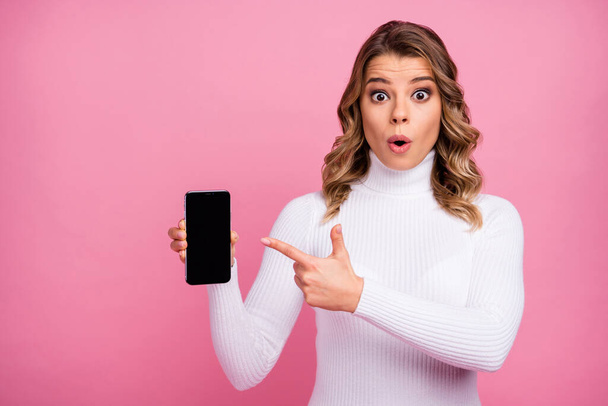 Close-up portrait of her she nice attractive lovely cute charming pretty cheerful cheery amazed impressed wavy-haired girl showing new device idea isolated on pink pastel color background - Φωτογραφία, εικόνα