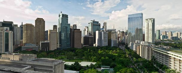Makati, Filipinas - Panorama de Makati Skyline y Ayala Triangle
. - Foto, imagen