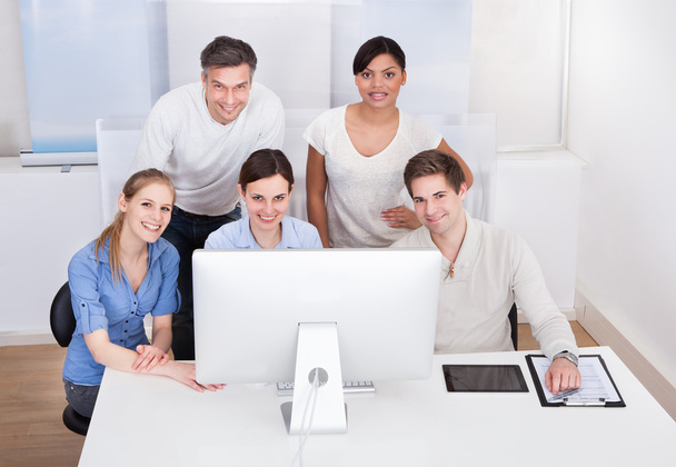 Grupo de Empresários que Trabalham no Computador
 - Foto, Imagem