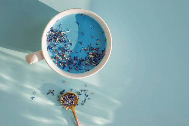 Bebida saludable de leche de luna azul en una taza blanca
 - Foto, imagen