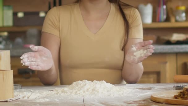 スローモーションのクローズアップ女性は生地を調理しながら小麦粉で拍手 - 映像、動画