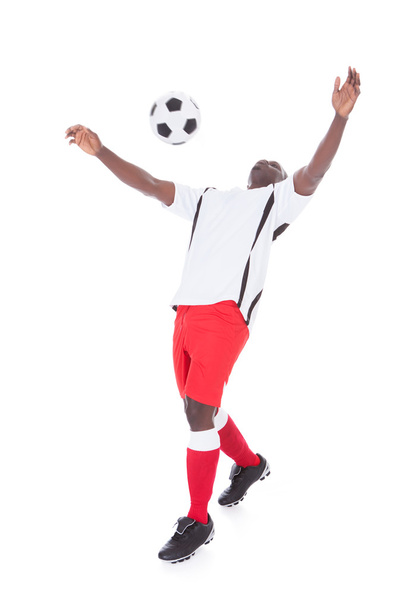 professionele voetbalspeler te spelen met de bal - Foto, afbeelding