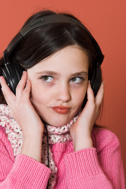 Girl listening music in headphones - Φωτογραφία, εικόνα