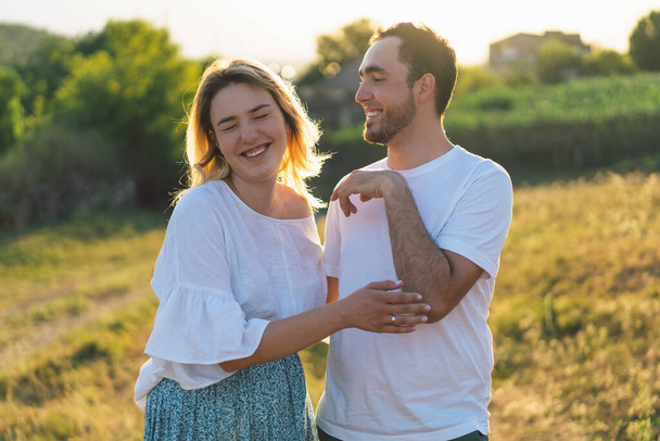 Feliz y joven pareja embarazada en el aire libre
 - Foto, Imagen