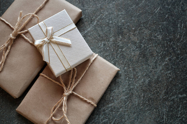 Подарункові пакети, загорнуті в крафт і білий папір
 - Фото, зображення