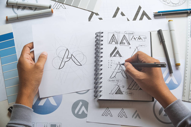 Grafik tasarımcı geliştirme süreci çizim tasarımı yaratıcı fikirler Logo ürün markası markası markası taslağı çiziyor. Grafik tasarımcı stüdyo kavramı. - Fotoğraf, Görsel
