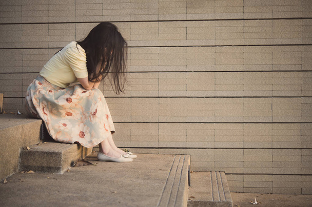 Asian woman sitting alone and depressed,stop abusing domestic violence, health anxiety. - Foto, Imagem