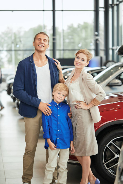 automobile sales centre. young family with child boy in car sell - Foto, Imagen