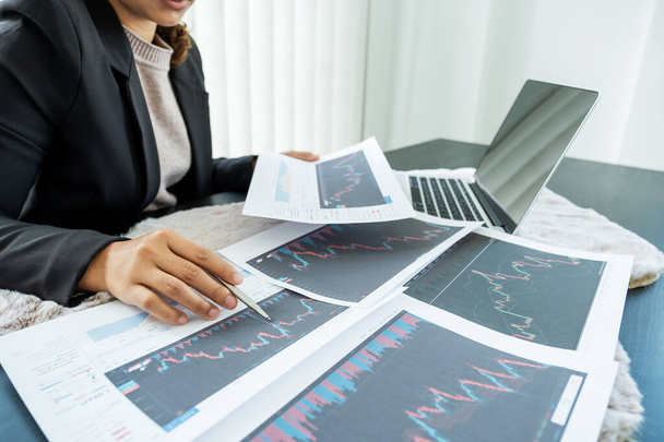 Zakenvrouwen analyseren aandelengrafiek en rapport, stellen doelen voor online trading management succes. - Foto, afbeelding