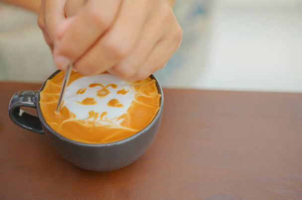 Macska arc latte művészet kávé -ban csésze -ban fa asztal, Aranyos Neko latte art kávé.állati latte művészet - Fotó, kép