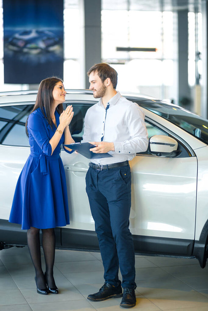 Thank you my darling. Young woman thanking her husband to buy her a new car - Foto, imagen