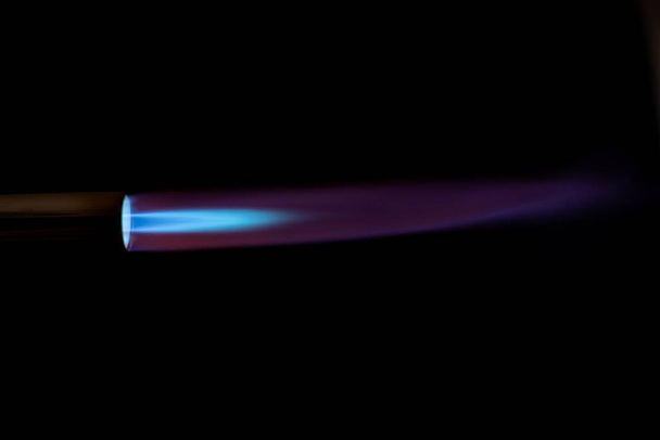 黒い背景に青い炎のガスバーナー - 写真・画像