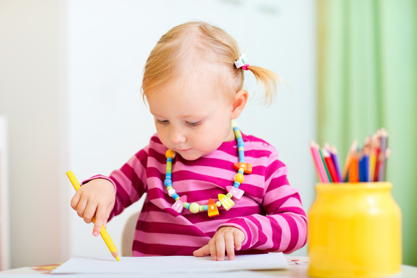 Toddler girl coloring with pencils - Foto, immagini