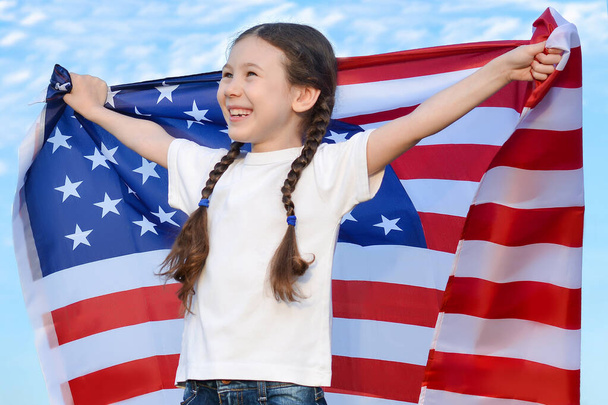 Ευτυχισμένο κοριτσάκι με την εθνική αμερικανική σημαία. Ημέρα ανεξαρτησίας, πατριωτισμός, ελευθερία, εκλογές - Φωτογραφία, εικόνα
