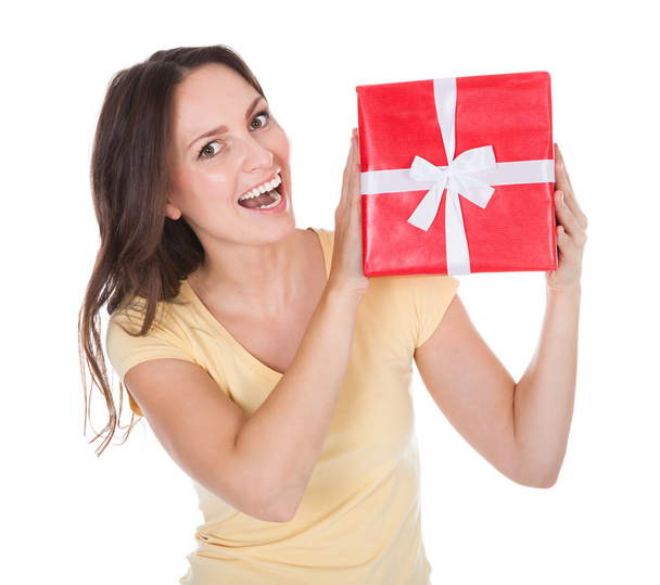 Smiling Woman Holding Gift Box - Foto, afbeelding