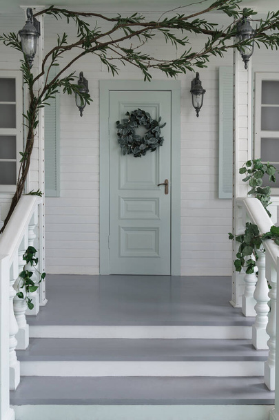 Λευκή κλασική ξύλινη είσοδος σπιτιού και σκάλες - Φωτογραφία, εικόνα