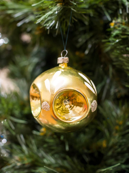 Arany zseblámpa lóg a fán. Karácsonyfa játék Szovjetunió - Fotó, kép