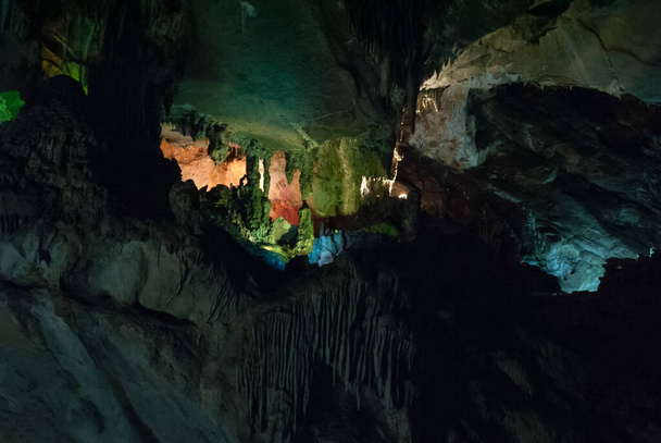 Grutas de Cacahuamilpa Ulusal Parkı, Guerrero / Meksika, keşfedilecek iki yeraltı nehri bulunan dünyanın en büyük mağara sistemlerinden biri. - Fotoğraf, Görsel