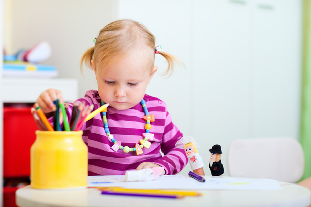 Toddler girl coloring with pencils - Fotoğraf, Görsel