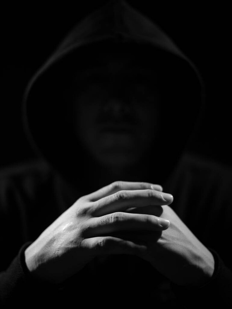 Egy rapper keze a sötétségben - Fotó, kép