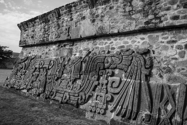 Rovine di Liguchicalco, sito archeologico precolombiano, simboli dei glifi piramidali Messico - Foto, immagini