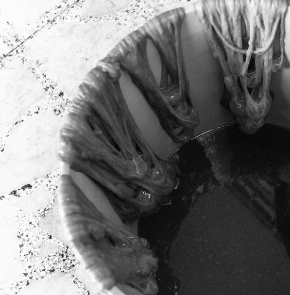 musta valkoinen, siansuoli, jossa verta ämpärissä, osa paksusuolesta, käytetään kaikentyyppisiin kovettuneisiin ja kypsennettyihin makkaroihin - Valokuva, kuva