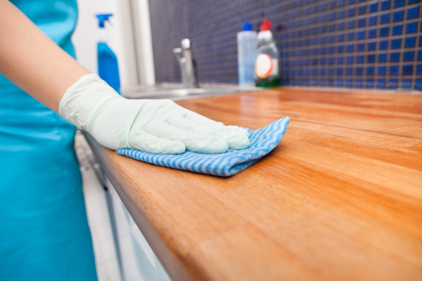 Woman Cleaning Kitchen Countertop - Foto, afbeelding