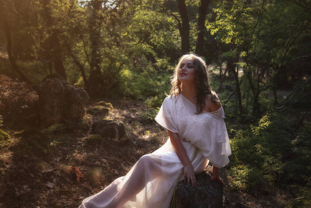 Sonbahar ormanında uzun beyaz elbiseli, gizemli gotik kadın. Karanlık fantezi yaratık - Fotoğraf, Görsel