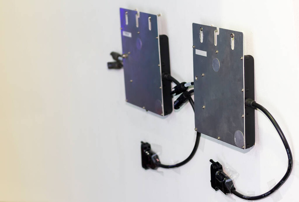 Mikro-Wechselrichter-Ausrüstung für elektrische Umwandlung in Gleichstrom für die industrielle Solarenergie auf weißer Wand mit Kopierraum - Foto, Bild