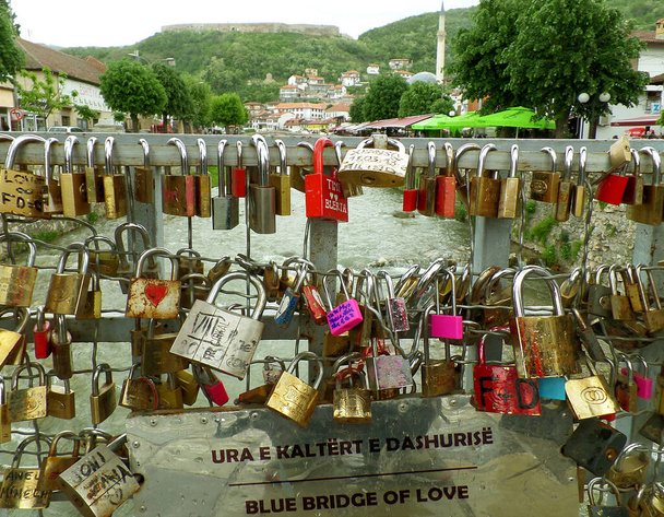 Love Locks en el PUENTE AZUL DEL AMOR, la Ciudad Vieja de Prizren, Kosovo
 - Foto, Imagen