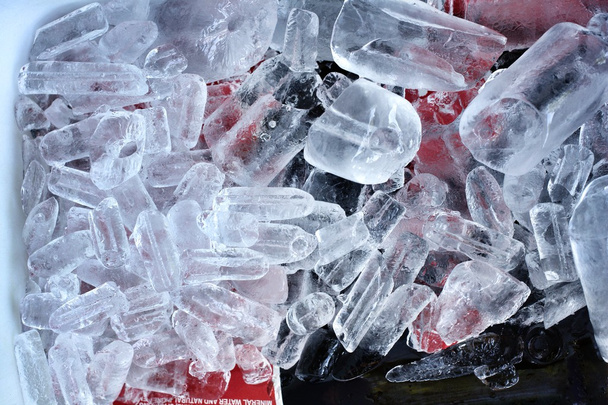 氷の上で赤ワイン - 写真・画像