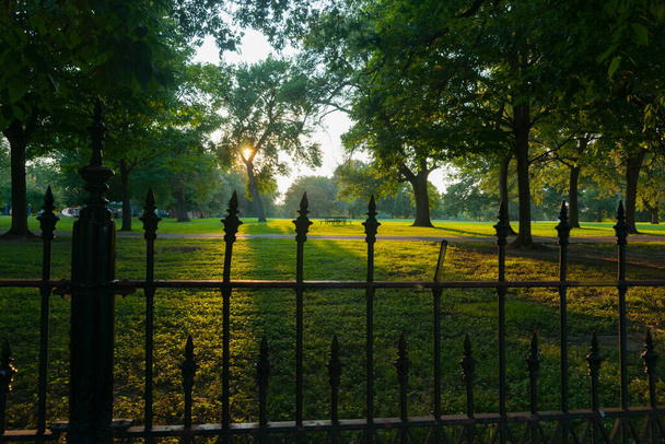 Dlouhé stíny přes tepané železné ploty obklopující La Fayette Park s objektivem vzplanutí zestárlý fotografický efekt při západu slunce St Louis Missouri USA - Fotografie, Obrázek