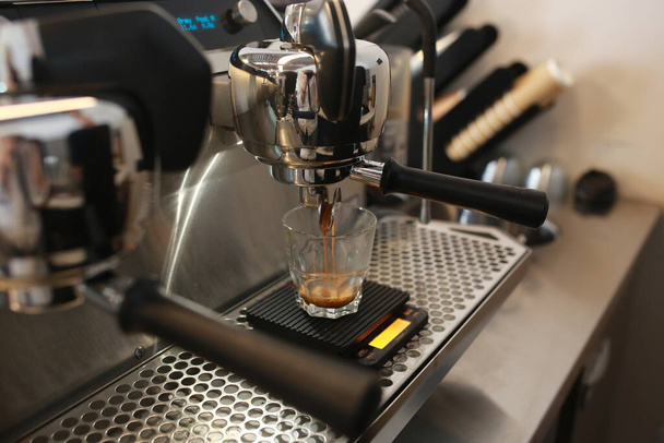 the process of making coffee in a coffee machine - 写真・画像