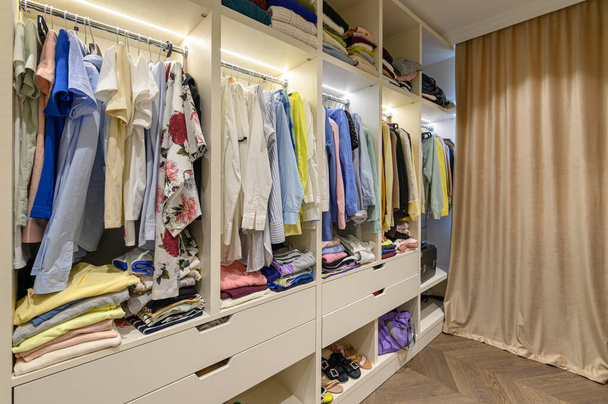 Nagy női ruhásszekrény különböző ruhákkal, táskákkal és cipőkkel - Fotó, kép