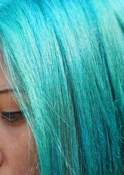 молодая женщина зеленые волосы
 - Фото, изображение
