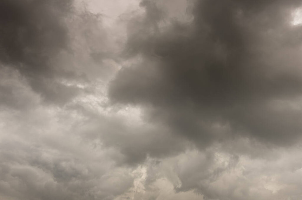 abstraktní pozadí tmavé bouřlivé oblohy - Fotografie, Obrázek
