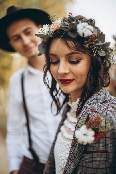 Elegante coppia di sposi a una sessione di foto di nozze nel parco - Foto, immagini